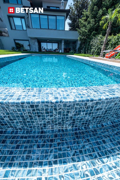 Nahaufnahme eines Pools mit Mosaikfliesen und dem Betsan Logo im Hintergrund