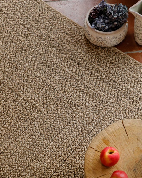 Strukturierter In- und Outdoor-Teppich in Sisal-Optik mit flachgewebter Oberfläche.