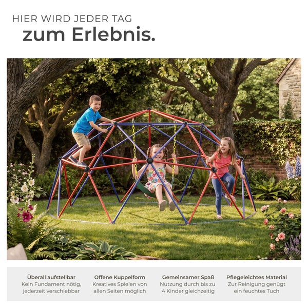 Drei Kinder spielen auf einem bunten Klettergerüst in Kuppelform mit integrierter Schaukel in einem Garten.