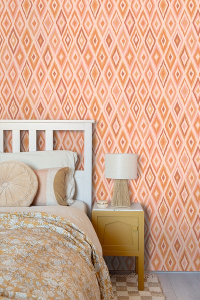 Schlafzimmer mit Tapete mit Rautenmuster, Bett und Nachttischlampe