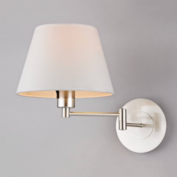 Wandleuchte mit verstellbarem Schwenkarm aus gebürstetem Metall und weißem konischem Stoffschirm.