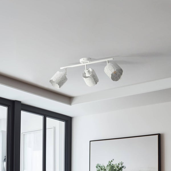 Deckenleuchte mit drei Strahlern im Wohnzimmer