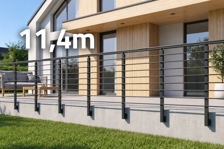 Modernes Balkongeländer aus Metall in elf Komma vier Meter Länge vor einer Terrasse mit modernem Haus.