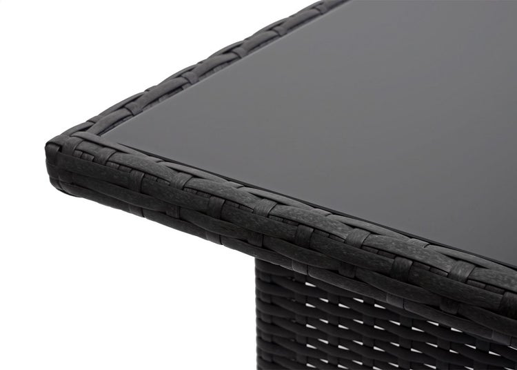 Detailansicht eines Gartentisches mit Glasplatte und geflochtenem Rahmen
