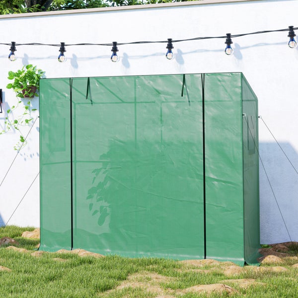 Gartentisch-Set aus Metall für sechs Personen auf einer Terrasse im Garten während einer Gruppe beim Essen und Trinken anstößt.