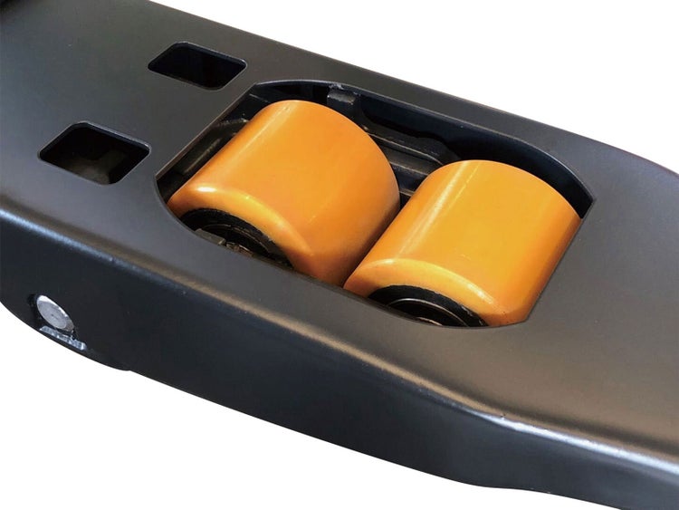 Tandem-Lastrollen eines Hubwagens eingebaut in einer Gabel aus schwarzem Metall.