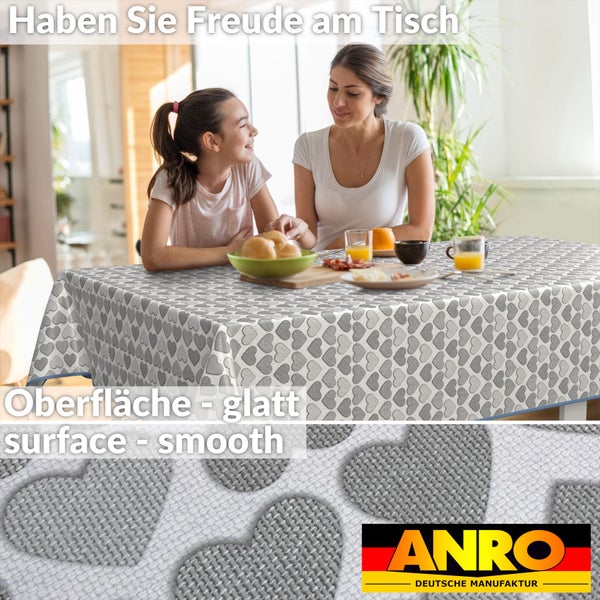 Tischdecke mit Herzmuster und glatter Oberfläche auf einem Esstisch