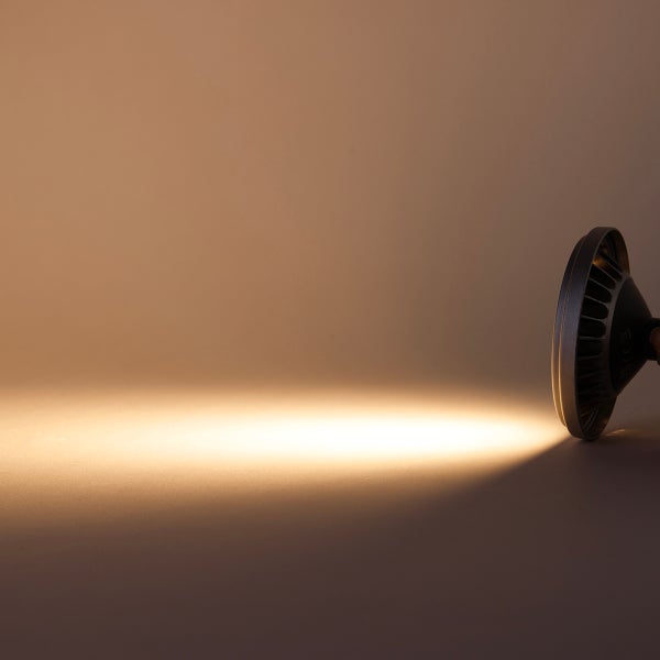 LED Leuchtmittel strahlt einen Lichtkegel auf eine Fläche.