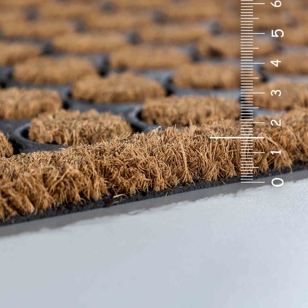 Kokosmatte mit Messskala zur Darstellung der Dicke