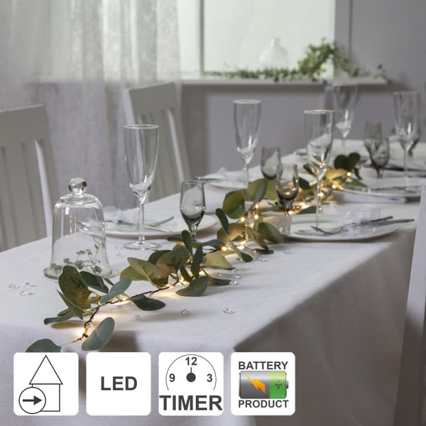Dekorierter Tisch mit LED-Lichterkette, Timerfunktion und Batteriebetrieb.