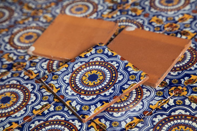 Dekorative Fliesen mit ornamentalen Mustern