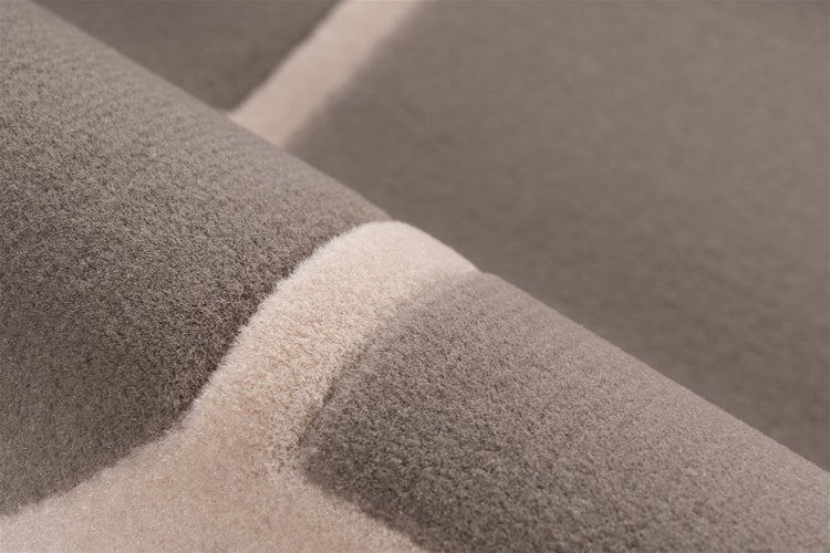 Detailansicht eines kurzflorigen Teppichs mit gemusterten Textur und weicher Oberfläche.