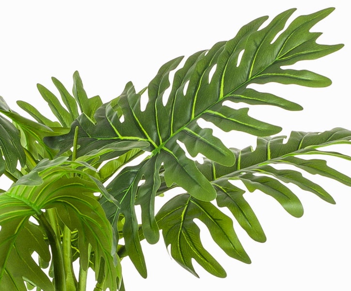 Künstlicher Pflanzenstamm im schwarzen Kunststofftopf mit Luftwurzeln.