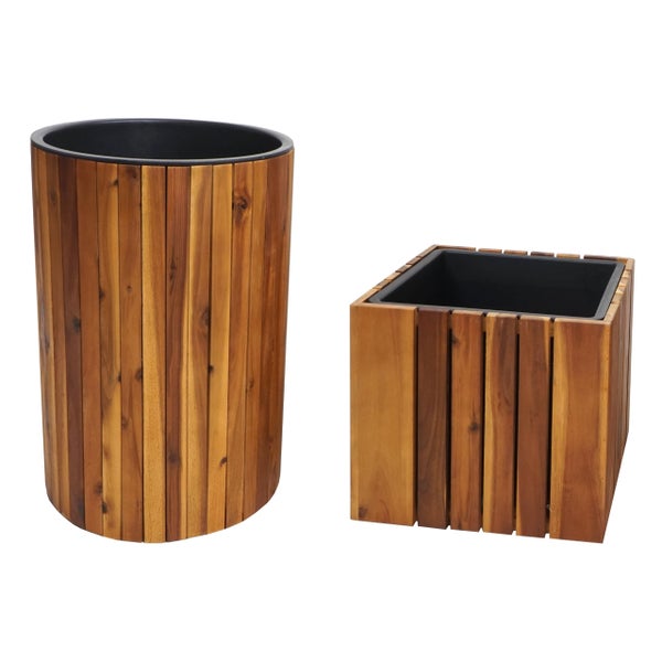 Ein runder und ein quadratischer Pflanzkübel aus Holzlatten mit schwarzem Kunststoffeinsatz.
