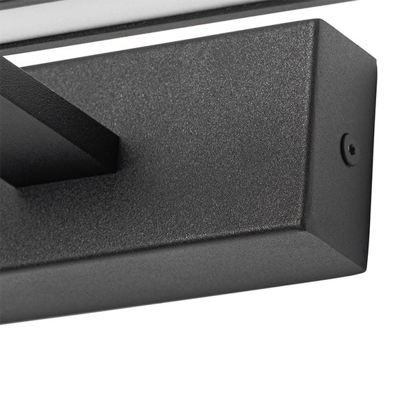 Detailansicht einer schwarzen Wandleuchte aus strukturiertem Metall mit Befestigungsschraube und hellem Diffusorrand.