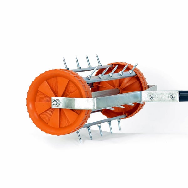 Rasenlüfter-Walze mit Metallspikes und orangefarbenen Kunststoffrädern zur Bodenbelüftung.
