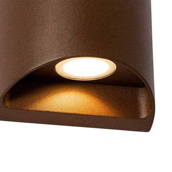 Nahaufnahme einer rostbraunen Außenwandleuchte mit integriertem LED-Downlight.