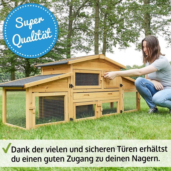 Geräumiger Kleintierstall aus Holz mit mehreren Ebenen und Drahtgittertüren im Garten. Hohe Qualität und einfacher Zugang durch viele Türen.