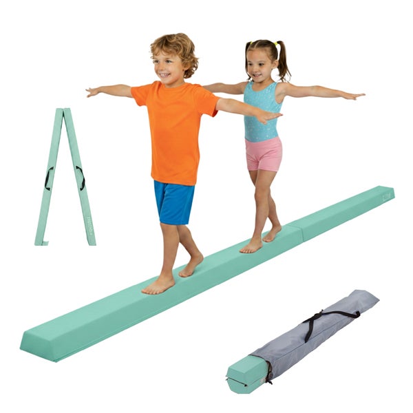 Klappbarer Schwebebalken für Kinder mit zwei balancierenden Kindern, zusammengeklappter Version und Tragetasche.