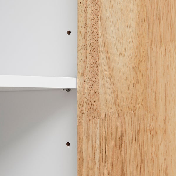 Detailansicht eines weißen Regals mit einer Seitenwand aus Holz