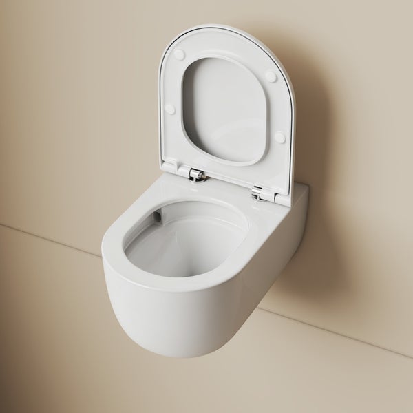 Weißes spülrandloses Wand-WC aus Keramik mit geöffnetem Toilettensitz und Deckel.