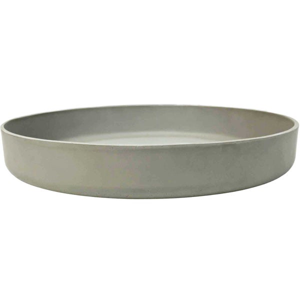 Flache, runde Pflanzschale aus Beton für den Außenbereich.