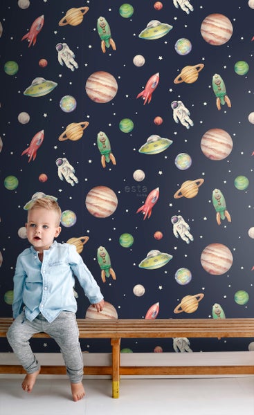 Raumtapete mit einem Kind, das auf einer Bank sitzt