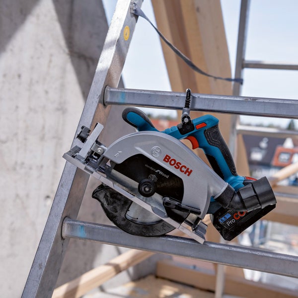 Mann sägt Holz mit einer Handkreissäge von Bosch