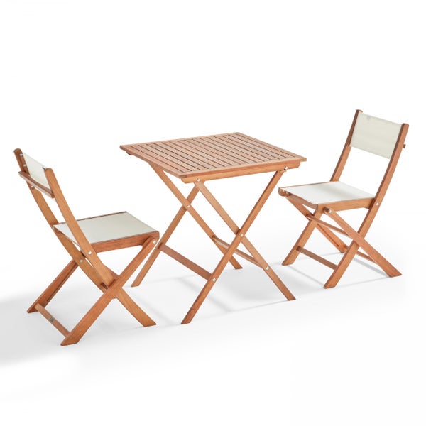 Balkon-Set bestehend aus einem quadratischen Klapptisch und zwei Klappstühlen aus Holz mit hellen Textilbespannungen.
