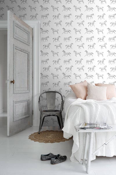 Helles Schlafzimmer mit Pferdetapete, Bett und dekorativen Elementen für eine freundliche Atmosphäre.