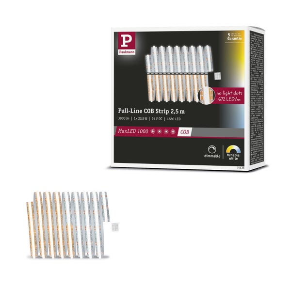 Helles Schlafzimmer mit Bett, Nachttischen, Kommode, Schrank und Stuhl