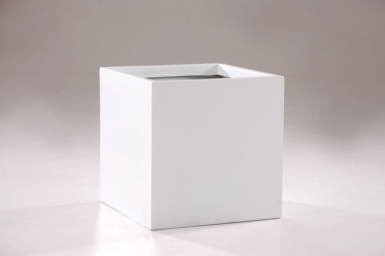 Weißer quadratischer Pflanzkübel in Würfelform mit glatter Oberfläche.