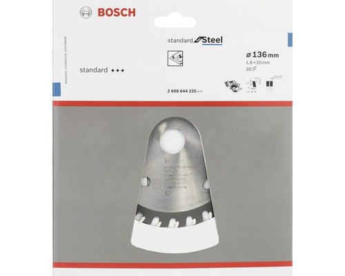 Wohnzimmer mit Sessel, Beistelltisch, Wandleuchte und Weltkarte