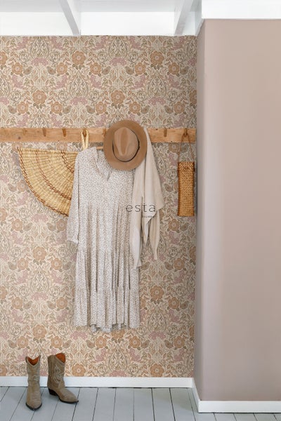 Flur mit floral gemusterter Tapete, Kleiderhakenleiste und Accessoires wie Kleid, Hut, Strickjacke und Stiefel.