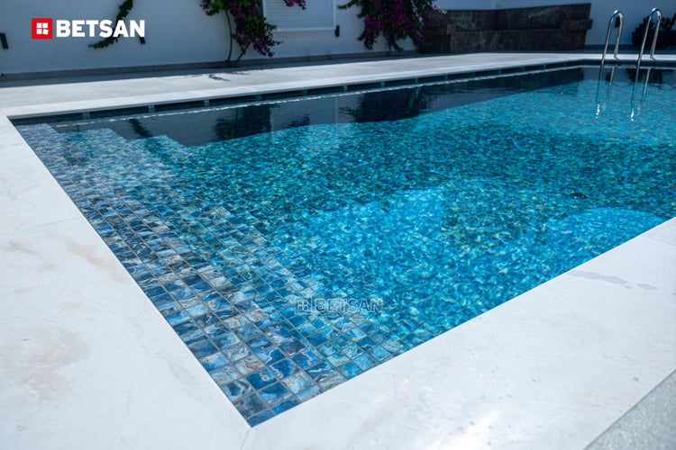 Wohnzimmer mit Fototapete von Rennwagen, Bett und gemustertem Teppich