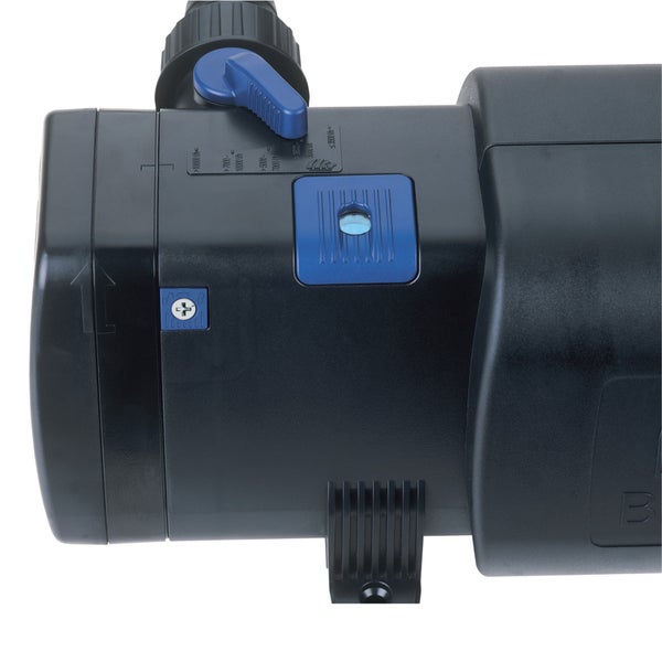 Nahaufnahme einer Teichfiltereinheit mit einem Steuerhebel und einem Sichtfenster mit Durchflussmengenmarkierungen in Liter pro Stunde.