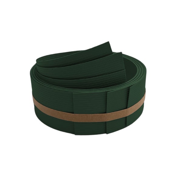 Grünes Rasenkantenband aufgerollt