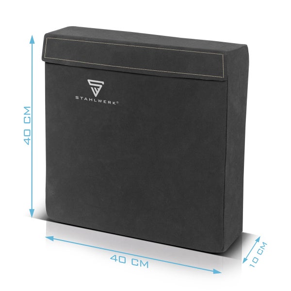 Dekoratives Schlafzimmer mit Kissen, Decken und Wandkörben für eine gemütliche Atmosphäre.