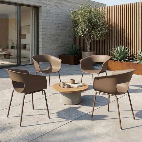 Moderne Außensitzgruppe mit vier braunen Gartenstühlen und rundem Couchtisch auf einer großzügigen Steinterrasse mit Pflanzen und Holzzaun.