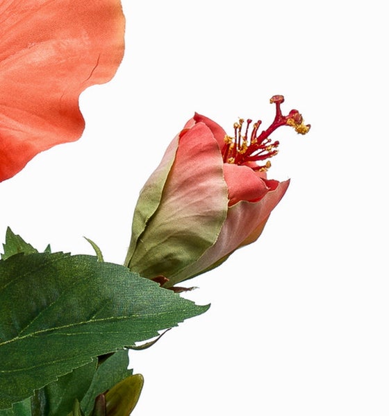 Detailansicht einer künstlichen Hibiskusknospe mit grünen Blättern.