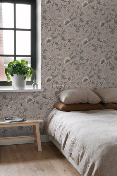Schlafzimmer mit floral gemusterter Tapete, Bett und Fenster
