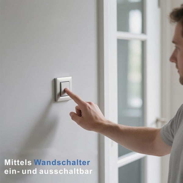 Ein Mann betätigt einen modernen Lichtschalter an einer Wand im Innenbereich.