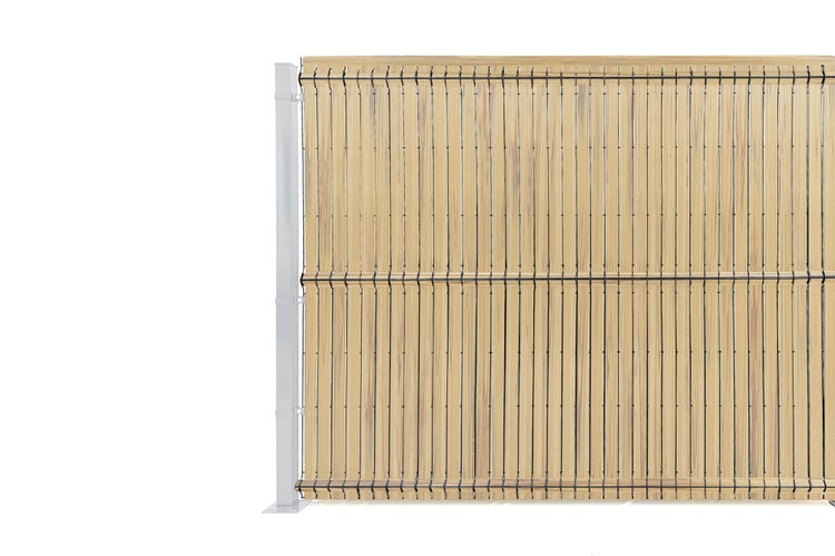 Bambuszaun mit Metallpfosten