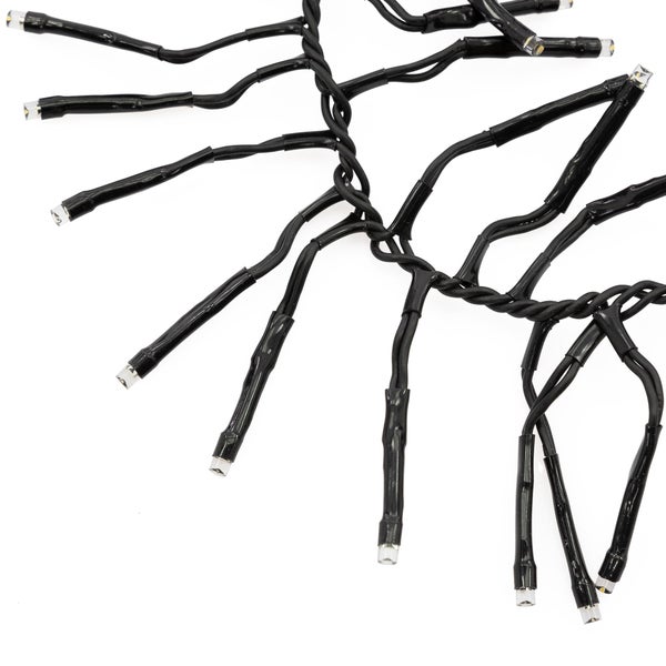 LED Lichterkette mit vielen kleinen Lichtpunkten an einer dunklen Kabelstruktur für die Dekoration
