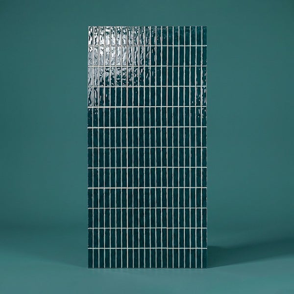 Wandfliesen mit glänzender, strukturierter Oberfläche im Riemchenformat auf einem Fliesengitter