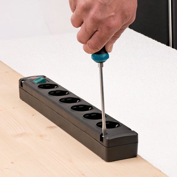 Steckdosenleiste mit sechs Steckdosen und Schraubendreher
