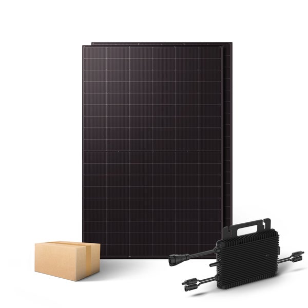 Solarpanel Set bestehend aus zwei Solarmodulen, einem Wechselrichter und Zubehör für die Photovoltaik Anlage zur Stromerzeugung.