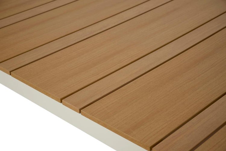 Nahaufnahme einer Tischplatte aus parallel verlaufenden Holzlatten mit sichtbarer Maserung.