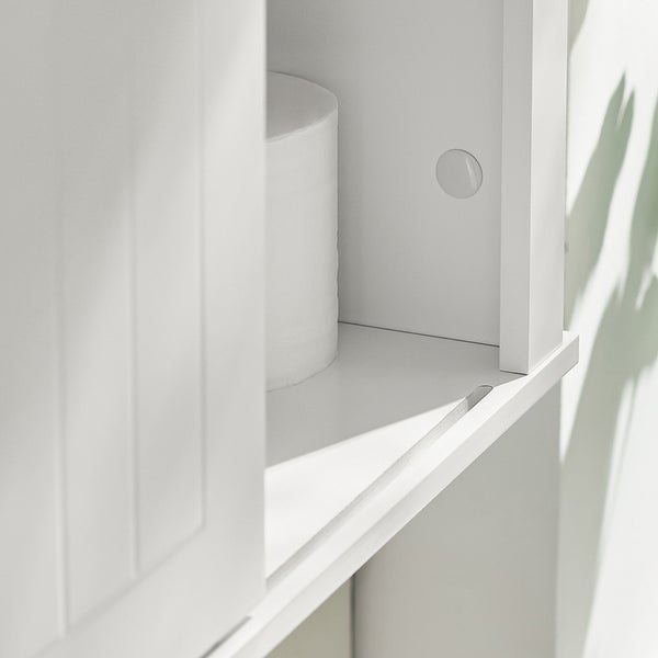 Innenansicht eines Badezimmerschranks mit einer Rolle Toilettenpapier auf einem Regal