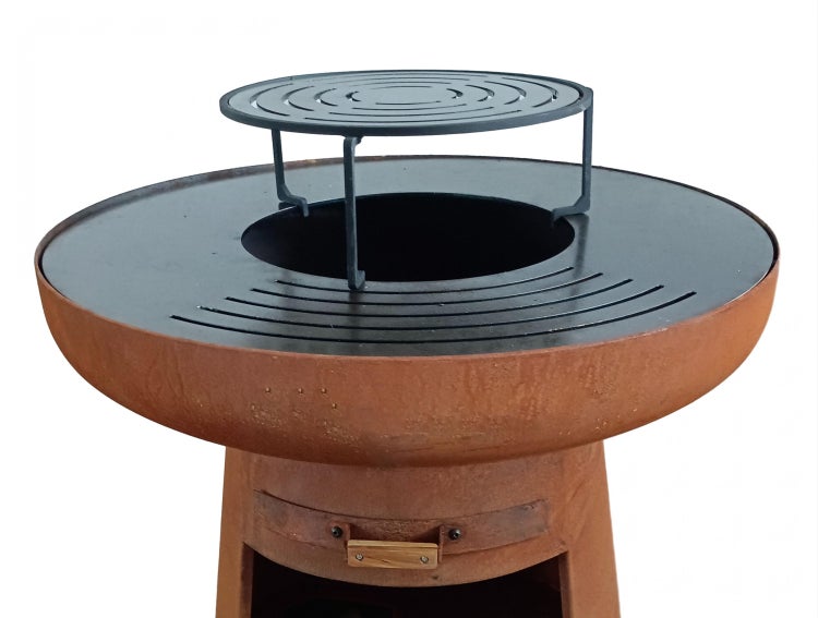 Feuerstelle aus Metall mit Grillaufsatz